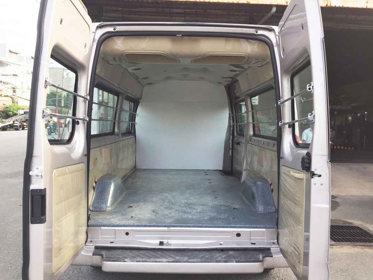 ford transit 16 cho cu cai tao thanh xe tai van 3 cho 940 kg