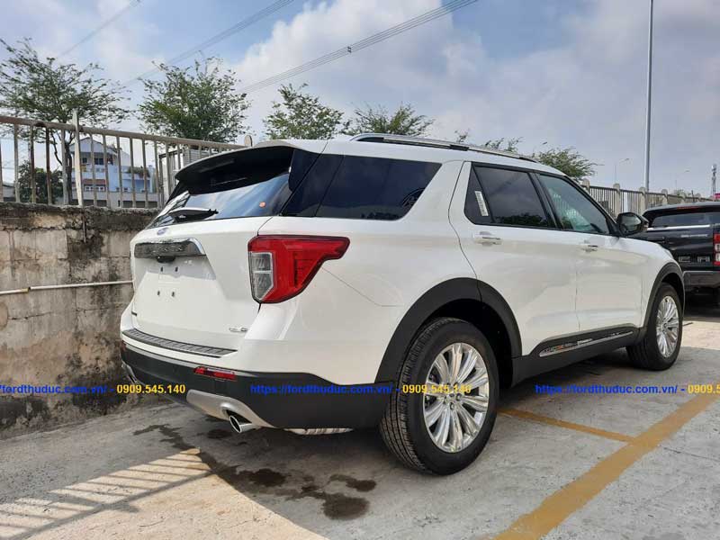 duoi xe ford explorer limited 2022 mau trang