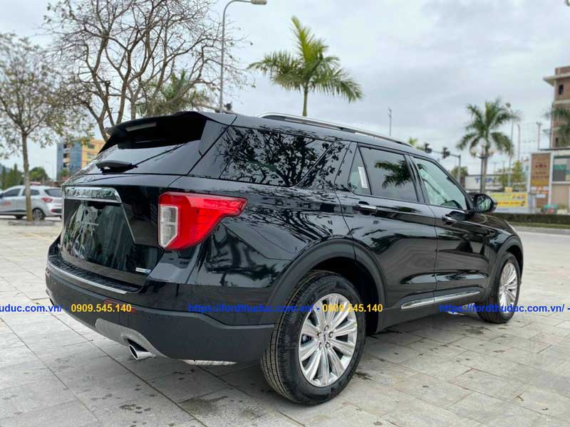 duoi xe ford explorer limited 2022 mau den