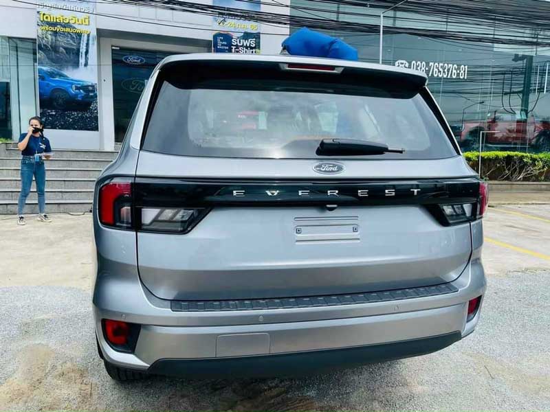 duoi xe ford everest ambiente 2023