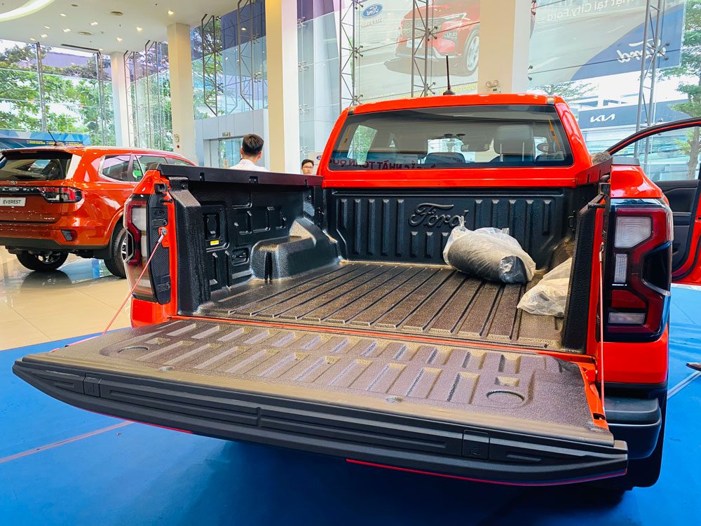 thung hang xe Ford Ranger Raptor 2023
