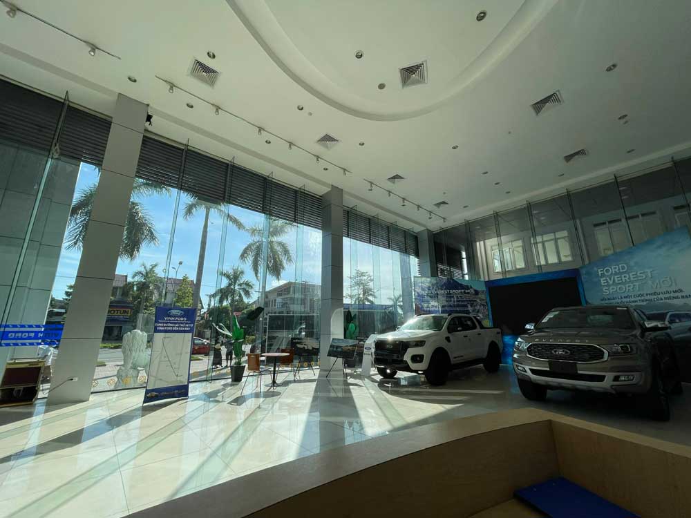 showroom trung bay san pham vinh ford